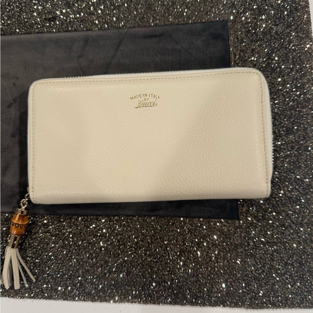 Authentic Vintage Gucci Off-White Leather Zip Wallet